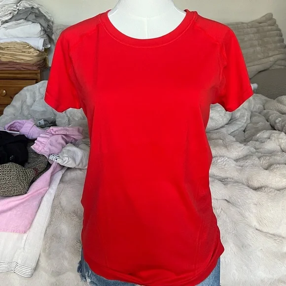 Athleta Momentum Seamless Tee in color Cardinal - Picture 7 of 7